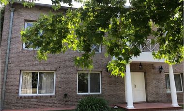 CASA EN VENTA COUNTRY LOS ALAMOS LOTE ESQUINA 1000 m2. 4 Dormitorios. Excelente!