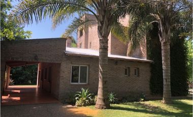 CASA EN VENTA COUNTRY LOS ALAMOS LOTE ESQUINA 1000 m2. 4 Dormitorios. Excelente!