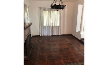 CASA EN VENTA COUNTRY LOS ALAMOS LOTE ESQUINA 1000 m2. 4 Dormitorios. Excelente!