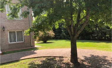 CASA EN VENTA COUNTRY LOS ALAMOS LOTE ESQUINA 1000 m2. 4 Dormitorios. Excelente!