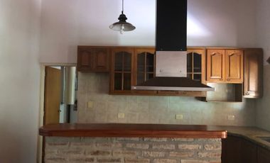 CASA EN VENTA COUNTRY LOS ALAMOS LOTE ESQUINA 1000 m2. 4 Dormitorios. Excelente!