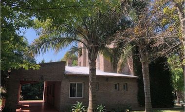 CASA EN VENTA COUNTRY LOS ALAMOS LOTE ESQUINA 1000 m2. 4 Dormitorios. Excelente!