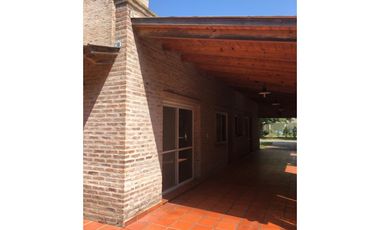 CASA EN VENTA COUNTRY LOS ALAMOS LOTE ESQUINA 1000 m2. 4 Dormitorios. Excelente!