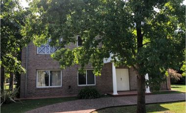 CASA EN VENTA COUNTRY LOS ALAMOS LOTE ESQUINA 1000 m2. 4 Dormitorios. Excelente!