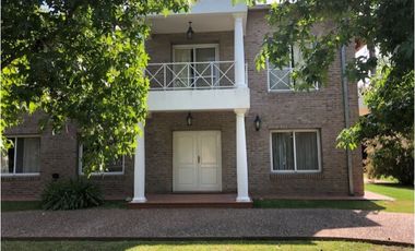 CASA EN VENTA COUNTRY LOS ALAMOS LOTE ESQUINA 1000 m2. 4 Dormitorios. Excelente!