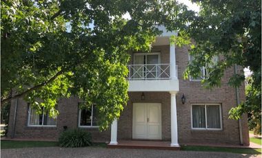 CASA EN VENTA COUNTRY LOS ALAMOS LOTE ESQUINA 1000 m2. 4 Dormitorios. Excelente!