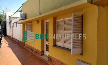VENTA CASA INTERNA 2 DORMITORIOS CON PATIO. CALLAO 1543. EXCELENTE ESTADO.  RETASADA!!