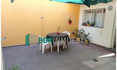 VENTA CASA INTERNA 2 DORMITORIOS CON PATIO. CALLAO 1543. EXCELENTE ESTADO.  RETASADA!!