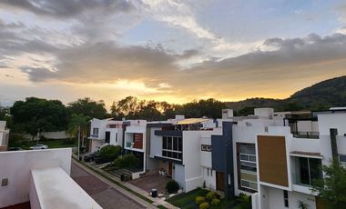 Exclusividad y Lujo Familiar en La Rioja: Casa con Club Deportivo Privado y Alta Plusvalía al Sur de Guadalajara.