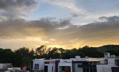 Exclusividad y Lujo Familiar en La Rioja: Casa con Club Deportivo Privado y Alta Plusvalía al Sur de Guadalajara.