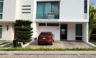 Exclusividad y Lujo Familiar en La Rioja: Casa con Club Deportivo Privado y Alta Plusvalía al Sur de Guadalajara.