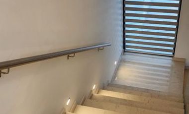 Exclusividad y Lujo Familiar en La Rioja: Casa con Club Deportivo Privado y Alta Plusvalía al Sur de Guadalajara.