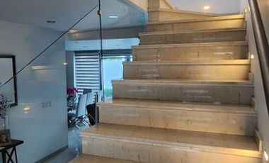 Exclusividad y Lujo Familiar en La Rioja: Casa con Club Deportivo Privado y Alta Plusvalía al Sur de Guadalajara.