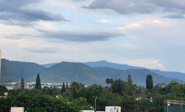 Exclusividad y Lujo Familiar en La Rioja: Casa con Club Deportivo Privado y Alta Plusvalía al Sur de Guadalajara.