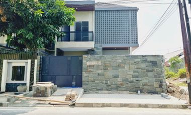 Rumah Mewah LuxBaru Gress Plus Kolam Renang di Perum Sumber Solo Kota