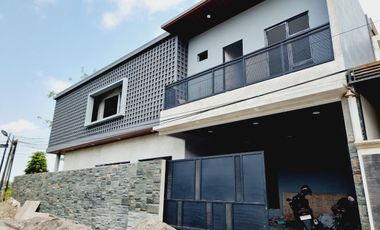 Rumah Mewah LuxBaru Gress Plus Kolam Renang di Perum Sumber Solo Kota