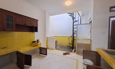 Disewakan Rumah 2 lantai rapih siap huni Cinere depok strategis