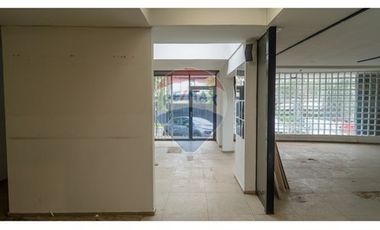 ¡Local comercial premium en Las Condes!