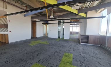 RENTA DE PISO COMPLETO PARA OFICINAS CON TERRAZA EN TORRE NATYVO JV.