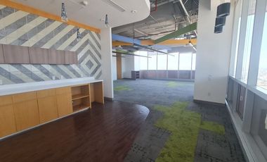 RENTA DE PISO COMPLETO PARA OFICINAS CON TERRAZA EN TORRE NATYVO JV.