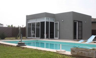 Se vende quincho con piscina en barrio Ribera de Andino. Tu oportunidad de inversión cerca del rio y de reserva natural