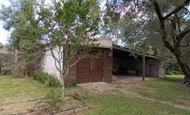 Casa sobre la costa del río Carcarañá con parque arbolado. Acepto permutas
