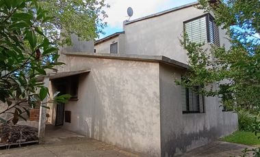 Casa sobre la costa del río Carcarañá con parque arbolado. Acepto permutas