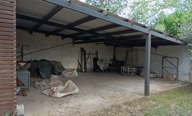 Casa sobre la costa del río Carcarañá con parque arbolado. Acepto permutas