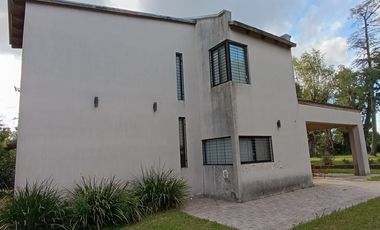 Casa sobre la costa del río Carcarañá con parque arbolado. Acepto permutas