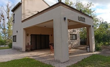 Casa sobre la costa del río Carcarañá con parque arbolado. Acepto permutas