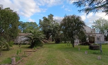 Casa sobre la costa del río Carcarañá con parque arbolado. Acepto permutas