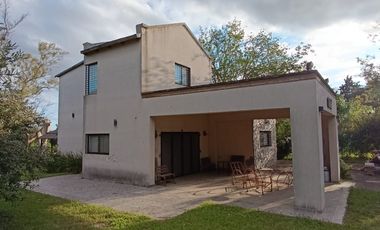 Casa sobre la costa del río Carcarañá con parque arbolado. Acepto permutas