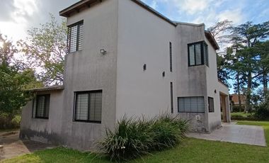 Casa sobre la costa del río Carcarañá con parque arbolado. Acepto permutas