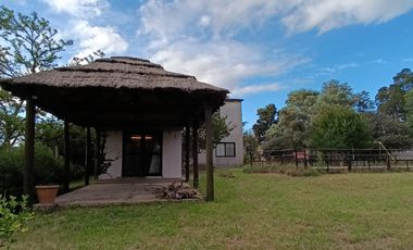 Casa sobre la costa del río Carcarañá con parque arbolado. Acepto permutas