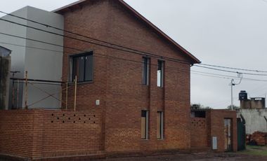 Departamentos duplex en Serodino con patio y balcón