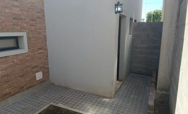 Departamentos duplex en Serodino con patio y balcón