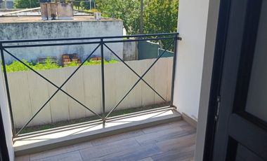 Departamentos duplex en Serodino con patio y balcón
