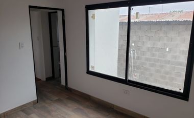 Departamentos duplex en Serodino con patio y balcón