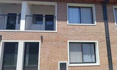 Departamentos duplex en Serodino con patio y balcón