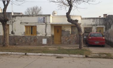 Dos casas linderas en Serodino. Oportunidad!!