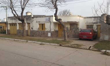 Dos casas linderas en Serodino. Oportunidad!!
