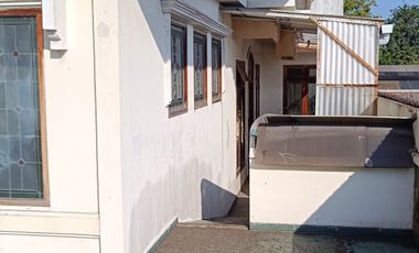 Rumah Besar Nol Jalan Raya Jemursari