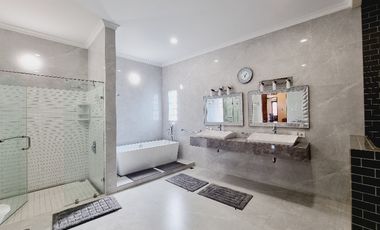 Rumah Mewah Lux 2.5 Lt Full Furnished Solo Kota