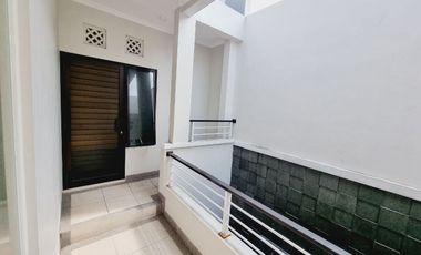 Rumah Mewah 2 Lt Akses Jln Lebar Banjarsari Solo