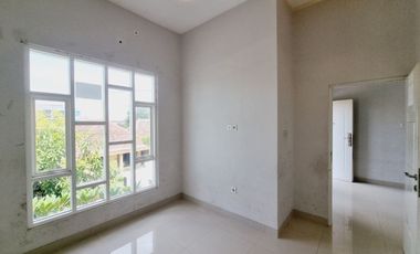 Rumah Mewah 2 Lt Akses Jln Lebar Banjarsari Solo