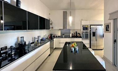 Casa en Venta de 3 dorm. Parque con pileta, galería y parrilla. Barrio Parque Las Picadas