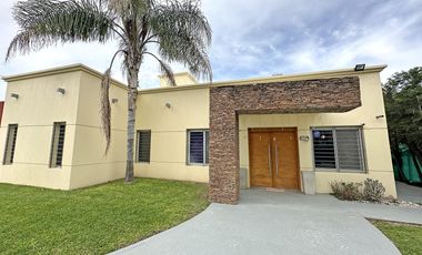 Casa en Venta de 3 dorm. Parque con pileta, galería y parrilla. Barrio Parque Las Picadas