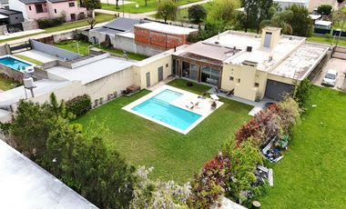 Casa en Venta de 3 dorm. Parque con pileta, galería y parrilla. Barrio Parque Las Picadas