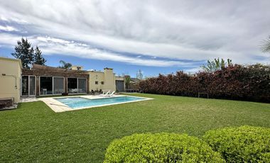 Casa en Venta de 3 dorm. Parque con pileta, galería y parrilla. Barrio Parque Las Picadas