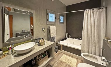 Casa en Venta de 3 dorm. Parque con pileta, galería y parrilla. Barrio Parque Las Picadas